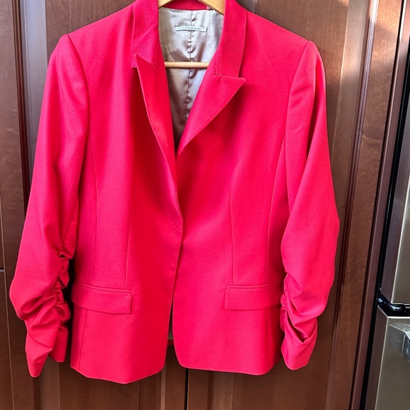 Beautiful TAHARI jacket with unique sleeves and light lining.$47 size Medium - Picture 1 of 4